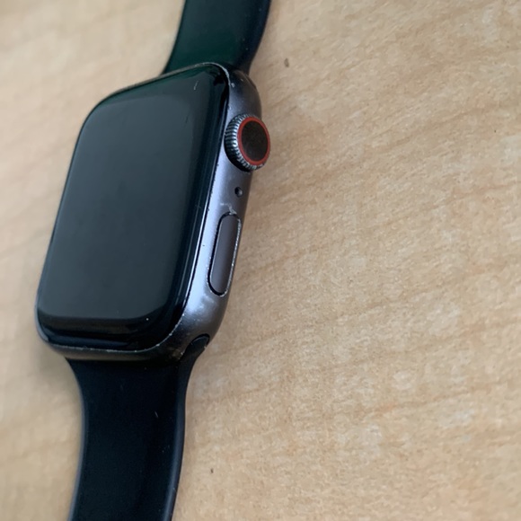 Apple Watch series 5 - Picture 3 of 5